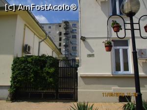 [P35] Portita mica, se merge de-a lungul cladirii, oricum apare imediat agentul de paza.  » foto by elviramvio
 - 
<span class="allrVoted glyphicon glyphicon-heart hidden" id="av738077"></span>
<a class="m-l-10 hidden" id="sv738077" onclick="voting_Foto_DelVot(,738077,3511)" role="button">șterge vot <span class="glyphicon glyphicon-remove"></span></a>
<a id="v9738077" class=" c-red"  onclick="voting_Foto_SetVot(738077)" role="button"><span class="glyphicon glyphicon-heart-empty"></span> <b>LIKE</b> = Votează poza</a> <img class="hidden"  id="f738077W9" src="/imagini/loader.gif" border="0" /><span class="AjErrMes hidden" id="e738077ErM"></span>