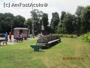 [P21] În dreptul staţiei de la Casa cu clopoţei, o bancă frumos lucrată dar neîngrijită.  » foto by elviramvio
 - 
<span class="allrVoted glyphicon glyphicon-heart hidden" id="av996521"></span>
<a class="m-l-10 hidden" id="sv996521" onclick="voting_Foto_DelVot(,996521,3511)" role="button">șterge vot <span class="glyphicon glyphicon-remove"></span></a>
<a id="v9996521" class=" c-red"  onclick="voting_Foto_SetVot(996521)" role="button"><span class="glyphicon glyphicon-heart-empty"></span> <b>LIKE</b> = Votează poza</a> <img class="hidden"  id="f996521W9" src="/imagini/loader.gif" border="0" /><span class="AjErrMes hidden" id="e996521ErM"></span>