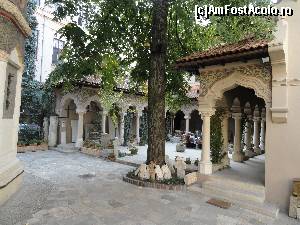 [P23] Curtea interioara a Bisericii Stavropoleos » foto by zuftim
 - 
<span class="allrVoted glyphicon glyphicon-heart hidden" id="av546096"></span>
<a class="m-l-10 hidden" id="sv546096" onclick="voting_Foto_DelVot(,546096,3511)" role="button">șterge vot <span class="glyphicon glyphicon-remove"></span></a>
<a id="v9546096" class=" c-red"  onclick="voting_Foto_SetVot(546096)" role="button"><span class="glyphicon glyphicon-heart-empty"></span> <b>LIKE</b> = Votează poza</a> <img class="hidden"  id="f546096W9" src="/imagini/loader.gif" border="0" /><span class="AjErrMes hidden" id="e546096ErM"></span>