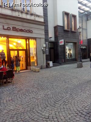 [P11] Arhaica strada Lipscani, la intersectia cu pasajul ce duce spre strada Blanari.  » foto by danaeldreny*
 - 
<span class="allrVoted glyphicon glyphicon-heart hidden" id="av843418"></span>
<a class="m-l-10 hidden" id="sv843418" onclick="voting_Foto_DelVot(,843418,3511)" role="button">șterge vot <span class="glyphicon glyphicon-remove"></span></a>
<a id="v9843418" class=" c-red"  onclick="voting_Foto_SetVot(843418)" role="button"><span class="glyphicon glyphicon-heart-empty"></span> <b>LIKE</b> = Votează poza</a> <img class="hidden"  id="f843418W9" src="/imagini/loader.gif" border="0" /><span class="AjErrMes hidden" id="e843418ErM"></span>