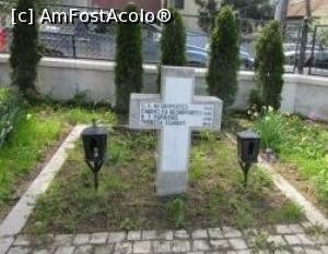 [P12] Morminte ale familiei Negropontes &icirc;n curtea bisericii » foto by Michi
 - 
<span class="allrVoted glyphicon glyphicon-heart hidden" id="av1294084"></span>
<a class="m-l-10 hidden" id="sv1294084" onclick="voting_Foto_DelVot(,1294084,3511)" role="button">șterge vot <span class="glyphicon glyphicon-remove"></span></a>
<a id="v91294084" class=" c-red"  onclick="voting_Foto_SetVot(1294084)" role="button"><span class="glyphicon glyphicon-heart-empty"></span> <b>LIKE</b> = Votează poza</a> <img class="hidden"  id="f1294084W9" src="/imagini/loader.gif" border="0" /><span class="AjErrMes hidden" id="e1294084ErM"></span>