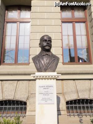 [P10] Bustul lui Nicolae Xenopol amplasat în faţa Palatului ASE (2013)  » foto by tata123 🔱
 - 
<span class="allrVoted glyphicon glyphicon-heart hidden" id="av502963"></span>
<a class="m-l-10 hidden" id="sv502963" onclick="voting_Foto_DelVot(,502963,3511)" role="button">șterge vot <span class="glyphicon glyphicon-remove"></span></a>
<a id="v9502963" class=" c-red"  onclick="voting_Foto_SetVot(502963)" role="button"><span class="glyphicon glyphicon-heart-empty"></span> <b>LIKE</b> = Votează poza</a> <img class="hidden"  id="f502963W9" src="/imagini/loader.gif" border="0" /><span class="AjErrMes hidden" id="e502963ErM"></span>