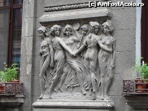 [P19] Unul din basoreliefurile de pe clădirea din str. Sfinților nr. 1 - detaliu.  » foto by tata123 🔱
 - 
<span class="allrVoted glyphicon glyphicon-heart hidden" id="av683950"></span>
<a class="m-l-10 hidden" id="sv683950" onclick="voting_Foto_DelVot(,683950,3511)" role="button">șterge vot <span class="glyphicon glyphicon-remove"></span></a>
<a id="v9683950" class=" c-red"  onclick="voting_Foto_SetVot(683950)" role="button"><span class="glyphicon glyphicon-heart-empty"></span> <b>LIKE</b> = Votează poza</a> <img class="hidden"  id="f683950W9" src="/imagini/loader.gif" border="0" /><span class="AjErrMes hidden" id="e683950ErM"></span>