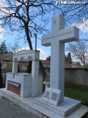 [P10] Osuarul pompierilor căzuți în Dealul Spirii în 13 septembrie 1848 - în curtea Bisericii „Sf. Gheorghe” - Plevna.  » foto by tata123 🔱
 - 
<span class="allrVoted glyphicon glyphicon-heart hidden" id="av694179"></span>
<a class="m-l-10 hidden" id="sv694179" onclick="voting_Foto_DelVot(,694179,3511)" role="button">șterge vot <span class="glyphicon glyphicon-remove"></span></a>
<a id="v9694179" class=" c-red"  onclick="voting_Foto_SetVot(694179)" role="button"><span class="glyphicon glyphicon-heart-empty"></span> <b>LIKE</b> = Votează poza</a> <img class="hidden"  id="f694179W9" src="/imagini/loader.gif" border="0" /><span class="AjErrMes hidden" id="e694179ErM"></span>