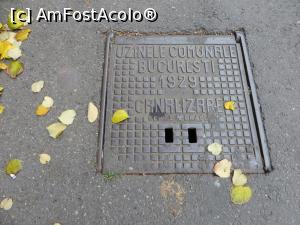 [P28] Vechi capac de canalizare pe str. Zinca Golescu (la marginea trotuarului se află și varianta de canal de scurgere cu bare verticale, totdin 1929) - în zonă sunt multe asemenea capace metalice vechi.  » foto by tata123 🔱
 - 
<span class="allrVoted glyphicon glyphicon-heart hidden" id="av803554"></span>
<a class="m-l-10 hidden" id="sv803554" onclick="voting_Foto_DelVot(,803554,3511)" role="button">șterge vot <span class="glyphicon glyphicon-remove"></span></a>
<a id="v9803554" class=" c-red"  onclick="voting_Foto_SetVot(803554)" role="button"><span class="glyphicon glyphicon-heart-empty"></span> <b>LIKE</b> = Votează poza</a> <img class="hidden"  id="f803554W9" src="/imagini/loader.gif" border="0" /><span class="AjErrMes hidden" id="e803554ErM"></span>