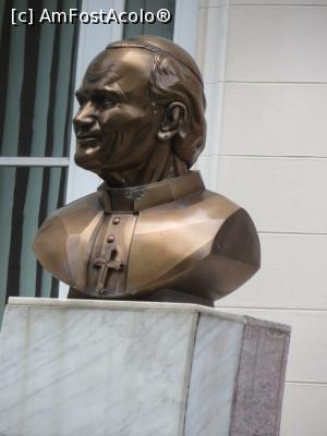 [P07] Bustul Papei Ioan Paul al II-lea din curtea Nunțiaturii.  » foto by tata123 🔱
 - 
<span class="allrVoted glyphicon glyphicon-heart hidden" id="av1075258"></span>
<a class="m-l-10 hidden" id="sv1075258" onclick="voting_Foto_DelVot(,1075258,3511)" role="button">șterge vot <span class="glyphicon glyphicon-remove"></span></a>
<a id="v91075258" class=" c-red"  onclick="voting_Foto_SetVot(1075258)" role="button"><span class="glyphicon glyphicon-heart-empty"></span> <b>LIKE</b> = Votează poza</a> <img class="hidden"  id="f1075258W9" src="/imagini/loader.gif" border="0" /><span class="AjErrMes hidden" id="e1075258ErM"></span>