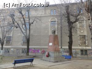 [P12] Poetul Mihai Eminescu - sculptor Mihai Onofrei - Colegiul Național „Mihai Eminescu”.  » foto by tata123 🔱
 - 
<span class="allrVoted glyphicon glyphicon-heart hidden" id="av1140363"></span>
<a class="m-l-10 hidden" id="sv1140363" onclick="voting_Foto_DelVot(,1140363,3511)" role="button">șterge vot <span class="glyphicon glyphicon-remove"></span></a>
<a id="v91140363" class=" c-red"  onclick="voting_Foto_SetVot(1140363)" role="button"><span class="glyphicon glyphicon-heart-empty"></span> <b>LIKE</b> = Votează poza</a> <img class="hidden"  id="f1140363W9" src="/imagini/loader.gif" border="0" /><span class="AjErrMes hidden" id="e1140363ErM"></span>