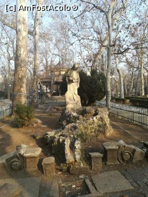 [P16] Izvorul Sissi Stefanidi din Cișmigiu. În cealaltă parte a parcului se află și „Izvorul lui Eminescu”.  » foto by tata123 🔱
 - 
<span class="allrVoted glyphicon glyphicon-heart hidden" id="av1140367"></span>
<a class="m-l-10 hidden" id="sv1140367" onclick="voting_Foto_DelVot(,1140367,3511)" role="button">șterge vot <span class="glyphicon glyphicon-remove"></span></a>
<a id="v91140367" class=" c-red"  onclick="voting_Foto_SetVot(1140367)" role="button"><span class="glyphicon glyphicon-heart-empty"></span> <b>LIKE</b> = Votează poza</a> <img class="hidden"  id="f1140367W9" src="/imagini/loader.gif" border="0" /><span class="AjErrMes hidden" id="e1140367ErM"></span>