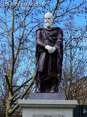 [P02] Statuia nobilului dac - București.  » foto by tata123 🔱
 - 
<span class="allrVoted glyphicon glyphicon-heart hidden" id="av1152369"></span>
<a class="m-l-10 hidden" id="sv1152369" onclick="voting_Foto_DelVot(,1152369,3511)" role="button">șterge vot <span class="glyphicon glyphicon-remove"></span></a>
<a id="v91152369" class=" c-red"  onclick="voting_Foto_SetVot(1152369)" role="button"><span class="glyphicon glyphicon-heart-empty"></span> <b>LIKE</b> = Votează poza</a> <img class="hidden"  id="f1152369W9" src="/imagini/loader.gif" border="0" /><span class="AjErrMes hidden" id="e1152369ErM"></span>