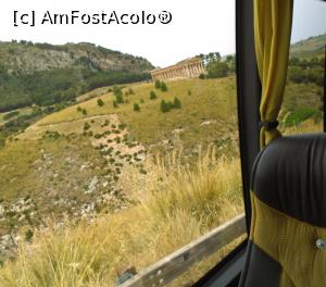[P27] Templul din Segesta văzut din autobuz.  » foto by Carmen Ion
 - 
<span class="allrVoted glyphicon glyphicon-heart hidden" id="av1081956"></span>
<a class="m-l-10 hidden" id="sv1081956" onclick="voting_Foto_DelVot(,1081956,3527)" role="button">șterge vot <span class="glyphicon glyphicon-remove"></span></a>
<a id="v91081956" class=" c-red"  onclick="voting_Foto_SetVot(1081956)" role="button"><span class="glyphicon glyphicon-heart-empty"></span> <b>LIKE</b> = Votează poza</a> <img class="hidden"  id="f1081956W9" src="/imagini/loader.gif" border="0" /><span class="AjErrMes hidden" id="e1081956ErM"></span>
