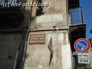 [P50] Indicator stradal în trei limbi (italiană, arabă și ebraică) în zona Chiesa del Gesu, locuită preponderent de imigranți.  » foto by Carmen Ion
 - 
<span class="allrVoted glyphicon glyphicon-heart hidden" id="av1081982"></span>
<a class="m-l-10 hidden" id="sv1081982" onclick="voting_Foto_DelVot(,1081982,3527)" role="button">șterge vot <span class="glyphicon glyphicon-remove"></span></a>
<a id="v91081982" class=" c-red"  onclick="voting_Foto_SetVot(1081982)" role="button"><span class="glyphicon glyphicon-heart-empty"></span> <b>LIKE</b> = Votează poza</a> <img class="hidden"  id="f1081982W9" src="/imagini/loader.gif" border="0" /><span class="AjErrMes hidden" id="e1081982ErM"></span>