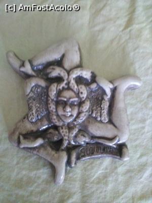 [P57] Trinacria, simbolul și emblema Siciliei - un suvenir ce și-a găsit imediat locul pe peretele kitsch din camera de zi. » foto by Carmen Ion
 - 
<span class="allrVoted glyphicon glyphicon-heart hidden" id="av1081989"></span>
<a class="m-l-10 hidden" id="sv1081989" onclick="voting_Foto_DelVot(,1081989,3527)" role="button">șterge vot <span class="glyphicon glyphicon-remove"></span></a>
<a id="v91081989" class=" c-red"  onclick="voting_Foto_SetVot(1081989)" role="button"><span class="glyphicon glyphicon-heart-empty"></span> <b>LIKE</b> = Votează poza</a> <img class="hidden"  id="f1081989W9" src="/imagini/loader.gif" border="0" /><span class="AjErrMes hidden" id="e1081989ErM"></span>