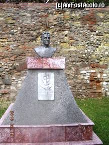 [P31] Bustul inginerului hidrolog Dorin Pavel. Personalitate marcantă pentru burgul de ieri şi de astăzi. » foto by abbilbal*
 - 
<span class="allrVoted glyphicon glyphicon-heart hidden" id="av136774"></span>
<a class="m-l-10 hidden" id="sv136774" onclick="voting_Foto_DelVot(,136774,3541)" role="button">șterge vot <span class="glyphicon glyphicon-remove"></span></a>
<a id="v9136774" class=" c-red"  onclick="voting_Foto_SetVot(136774)" role="button"><span class="glyphicon glyphicon-heart-empty"></span> <b>LIKE</b> = Votează poza</a> <img class="hidden"  id="f136774W9" src="/imagini/loader.gif" border="0" /><span class="AjErrMes hidden" id="e136774ErM"></span>