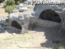 P02 [AUG-2011] Grota Celor Sapte Sfinti Adormiti - doua morminte aflate in afara sit-ului arheologic care se viziteaza. 