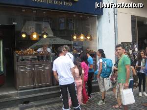 [P29] La covrigarie, e mereu coada » foto by dorgo
 - 
<span class="allrVoted glyphicon glyphicon-heart hidden" id="av660387"></span>
<a class="m-l-10 hidden" id="sv660387" onclick="voting_Foto_DelVot(,660387,3615)" role="button">șterge vot <span class="glyphicon glyphicon-remove"></span></a>
<a id="v9660387" class=" c-red"  onclick="voting_Foto_SetVot(660387)" role="button"><span class="glyphicon glyphicon-heart-empty"></span> <b>LIKE</b> = Votează poza</a> <img class="hidden"  id="f660387W9" src="/imagini/loader.gif" border="0" /><span class="AjErrMes hidden" id="e660387ErM"></span>