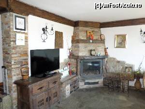 [P03] in receptia frumos aranjata cu mobilier vechi, icoane si semineu, singura nota discordanta un LCD modern, cu ecran mare » foto by amero
 - 
<span class="allrVoted glyphicon glyphicon-heart hidden" id="av554811"></span>
<a class="m-l-10 hidden" id="sv554811" onclick="voting_Foto_DelVot(,554811,3620)" role="button">șterge vot <span class="glyphicon glyphicon-remove"></span></a>
<a id="v9554811" class=" c-red"  onclick="voting_Foto_SetVot(554811)" role="button"><span class="glyphicon glyphicon-heart-empty"></span> <b>LIKE</b> = Votează poza</a> <img class="hidden"  id="f554811W9" src="/imagini/loader.gif" border="0" /><span class="AjErrMes hidden" id="e554811ErM"></span>
