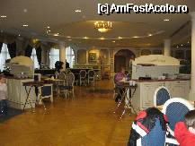 [P07] in restaurant: in fundal se vede usa de intrare in restaurant, in partea stanga sunt ferestrele cu ddeschidere spre curtea interioara, iar in partea dreapta se afla bufetul prorpiu-zis (campul de bataie) » foto by Akinom
 - 
<span class="allrVoted glyphicon glyphicon-heart hidden" id="av65188"></span>
<a class="m-l-10 hidden" id="sv65188" onclick="voting_Foto_DelVot(,65188,3702)" role="button">șterge vot <span class="glyphicon glyphicon-remove"></span></a>
<a id="v965188" class=" c-red"  onclick="voting_Foto_SetVot(65188)" role="button"><span class="glyphicon glyphicon-heart-empty"></span> <b>LIKE</b> = Votează poza</a> <img class="hidden"  id="f65188W9" src="/imagini/loader.gif" border="0" /><span class="AjErrMes hidden" id="e65188ErM"></span>