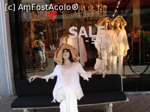 [P17] Window shopping pe strada regală, pe unde se plimbă și regina Maxima.  » foto by mireille
 - 
<span class="allrVoted glyphicon glyphicon-heart hidden" id="av949360"></span>
<a class="m-l-10 hidden" id="sv949360" onclick="voting_Foto_DelVot(,949360,3707)" role="button">șterge vot <span class="glyphicon glyphicon-remove"></span></a>
<a id="v9949360" class=" c-red"  onclick="voting_Foto_SetVot(949360)" role="button"><span class="glyphicon glyphicon-heart-empty"></span> <b>LIKE</b> = Votează poza</a> <img class="hidden"  id="f949360W9" src="/imagini/loader.gif" border="0" /><span class="AjErrMes hidden" id="e949360ErM"></span>