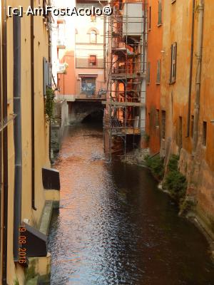 [P06] Fereasta de pe Via Piella » foto by papi1954
 - 
<span class="allrVoted glyphicon glyphicon-heart hidden" id="av779970"></span>
<a class="m-l-10 hidden" id="sv779970" onclick="voting_Foto_DelVot(,779970,3721)" role="button">șterge vot <span class="glyphicon glyphicon-remove"></span></a>
<a id="v9779970" class=" c-red"  onclick="voting_Foto_SetVot(779970)" role="button"><span class="glyphicon glyphicon-heart-empty"></span> <b>LIKE</b> = Votează poza</a> <img class="hidden"  id="f779970W9" src="/imagini/loader.gif" border="0" /><span class="AjErrMes hidden" id="e779970ErM"></span>