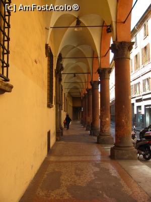 [P33] Un obisnuit pasaj pietonal din Bologna, la umbra deasa a logiei » foto by Radu Tudoran
 - 
<span class="allrVoted glyphicon glyphicon-heart hidden" id="av759722"></span>
<a class="m-l-10 hidden" id="sv759722" onclick="voting_Foto_DelVot(,759722,3721)" role="button">șterge vot <span class="glyphicon glyphicon-remove"></span></a>
<a id="v9759722" class=" c-red"  onclick="voting_Foto_SetVot(759722)" role="button"><span class="glyphicon glyphicon-heart-empty"></span> <b>LIKE</b> = Votează poza</a> <img class="hidden"  id="f759722W9" src="/imagini/loader.gif" border="0" /><span class="AjErrMes hidden" id="e759722ErM"></span>