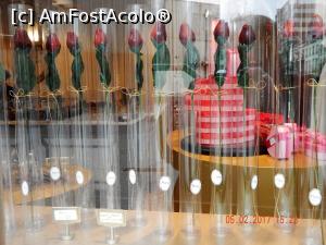 [P11] Vitrina 'Casei Mary Brussels': trandafiri, cutii cu praline in forma de inima...  » foto by cristina47*
 - 
<span class="allrVoted glyphicon glyphicon-heart hidden" id="av835304"></span>
<a class="m-l-10 hidden" id="sv835304" onclick="voting_Foto_DelVot(,835304,3747)" role="button">șterge vot <span class="glyphicon glyphicon-remove"></span></a>
<a id="v9835304" class=" c-red"  onclick="voting_Foto_SetVot(835304)" role="button"><span class="glyphicon glyphicon-heart-empty"></span> <b>LIKE</b> = Votează poza</a> <img class="hidden"  id="f835304W9" src="/imagini/loader.gif" border="0" /><span class="AjErrMes hidden" id="e835304ErM"></span>