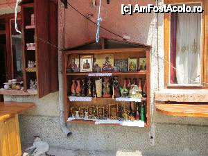 [P16] foarte mult mi-a placut: proprietarul acestei casute retrase (absolut intamplator am ajuns pe acolo, ne cam ratacisem de fapt!) expusese cateva obiecte pe cateva rafturi. Pisicuta nu era de vanzare :)  » foto by ile07
 - 
<span class="allrVoted glyphicon glyphicon-heart hidden" id="av457267"></span>
<a class="m-l-10 hidden" id="sv457267" onclick="voting_Foto_DelVot(,457267,3774)" role="button">șterge vot <span class="glyphicon glyphicon-remove"></span></a>
<a id="v9457267" class=" c-red"  onclick="voting_Foto_SetVot(457267)" role="button"><span class="glyphicon glyphicon-heart-empty"></span> <b>LIKE</b> = Votează poza</a> <img class="hidden"  id="f457267W9" src="/imagini/loader.gif" border="0" /><span class="AjErrMes hidden" id="e457267ErM"></span>
