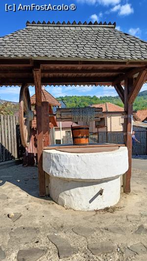 [P19] O fântână tradițională în Slon. » foto by tata123 🔱
 - 
<span class="allrVoted glyphicon glyphicon-heart hidden" id="av1403545"></span>
<a class="m-l-10 hidden" id="sv1403545" onclick="voting_Foto_DelVot(,1403545,3798)" role="button">șterge vot <span class="glyphicon glyphicon-remove"></span></a>
<a id="v91403545" class=" c-red"  onclick="voting_Foto_SetVot(1403545)" role="button"><span class="glyphicon glyphicon-heart-empty"></span> <b>LIKE</b> = Votează poza</a> <img class="hidden"  id="f1403545W9" src="/imagini/loader.gif" border="0" /><span class="AjErrMes hidden" id="e1403545ErM"></span>