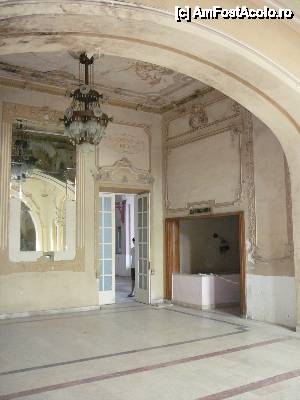 [P02] Holul de la parter, cu garderoba şi intrarea în sala de joc » foto by Claudiu U.
 - 
<span class="allrVoted glyphicon glyphicon-heart hidden" id="av399177"></span>
<a class="m-l-10 hidden" id="sv399177" onclick="voting_Foto_DelVot(,399177,3820)" role="button">șterge vot <span class="glyphicon glyphicon-remove"></span></a>
<a id="v9399177" class=" c-red"  onclick="voting_Foto_SetVot(399177)" role="button"><span class="glyphicon glyphicon-heart-empty"></span> <b>LIKE</b> = Votează poza</a> <img class="hidden"  id="f399177W9" src="/imagini/loader.gif" border="0" /><span class="AjErrMes hidden" id="e399177ErM"></span>
