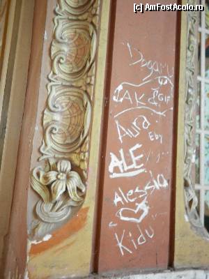[P124] Constanța: sala de spectacole a Cazinoului. Păcat de aceste minunate stucaturi, batjocorite de tot felul de neaveniți care au ținut să semneze și ei condamnarea la pieire a acestei adevărate capodopere!  » foto by mariana.olaru
 - 
<span class="allrVoted glyphicon glyphicon-heart hidden" id="av393156"></span>
<a class="m-l-10 hidden" id="sv393156" onclick="voting_Foto_DelVot(,393156,3820)" role="button">șterge vot <span class="glyphicon glyphicon-remove"></span></a>
<a id="v9393156" class=" c-red"  onclick="voting_Foto_SetVot(393156)" role="button"><span class="glyphicon glyphicon-heart-empty"></span> <b>LIKE</b> = Votează poza</a> <img class="hidden"  id="f393156W9" src="/imagini/loader.gif" border="0" /><span class="AjErrMes hidden" id="e393156ErM"></span>