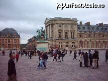 [P12] Intrarea la Versailles, statuia din bronz a 'regelui  soare' s-a cam coclit » foto by dorgo
 - 
<span class="allrVoted glyphicon glyphicon-heart hidden" id="av110541"></span>
<a class="m-l-10 hidden" id="sv110541" onclick="voting_Foto_DelVot(,110541,3827)" role="button">șterge vot <span class="glyphicon glyphicon-remove"></span></a>
<a id="v9110541" class=" c-red"  onclick="voting_Foto_SetVot(110541)" role="button"><span class="glyphicon glyphicon-heart-empty"></span> <b>LIKE</b> = Votează poza</a> <img class="hidden"  id="f110541W9" src="/imagini/loader.gif" border="0" /><span class="AjErrMes hidden" id="e110541ErM"></span>