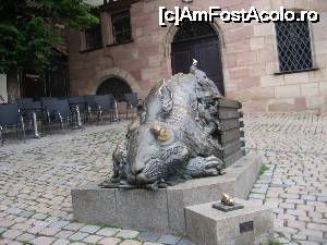 [P02] Statuia stilizată a unui iepure, omagiu lui Durer. » foto by Michi
 - 
<span class="allrVoted glyphicon glyphicon-heart hidden" id="av694787"></span>
<a class="m-l-10 hidden" id="sv694787" onclick="voting_Foto_DelVot(,694787,3842)" role="button">șterge vot <span class="glyphicon glyphicon-remove"></span></a>
<a id="v9694787" class=" c-red"  onclick="voting_Foto_SetVot(694787)" role="button"><span class="glyphicon glyphicon-heart-empty"></span> <b>LIKE</b> = Votează poza</a> <img class="hidden"  id="f694787W9" src="/imagini/loader.gif" border="0" /><span class="AjErrMes hidden" id="e694787ErM"></span>