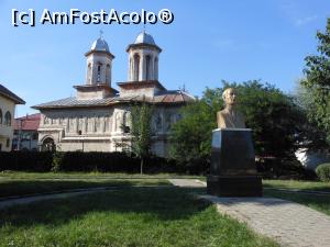 [P01] Horezu - Biserica din Târg sau Biserica “Intrarea în Biserică a Maicii Domnului” și bustul lui Ion Gh. Duca. » foto by iulianic
 - 
<span class="allrVoted glyphicon glyphicon-heart hidden" id="av1257857"></span>
<a class="m-l-10 hidden" id="sv1257857" onclick="voting_Foto_DelVot(,1257857,3860)" role="button">șterge vot <span class="glyphicon glyphicon-remove"></span></a>
<a id="v91257857" class=" c-red"  onclick="voting_Foto_SetVot(1257857)" role="button"><span class="glyphicon glyphicon-heart-empty"></span> <b>LIKE</b> = Votează poza</a> <img class="hidden"  id="f1257857W9" src="/imagini/loader.gif" border="0" /><span class="AjErrMes hidden" id="e1257857ErM"></span>