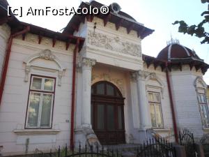 [P04] Horezu - O clădire de la începutul sec. XX. » foto by iulianic
 - 
<span class="allrVoted glyphicon glyphicon-heart hidden" id="av1257860"></span>
<a class="m-l-10 hidden" id="sv1257860" onclick="voting_Foto_DelVot(,1257860,3860)" role="button">șterge vot <span class="glyphicon glyphicon-remove"></span></a>
<a id="v91257860" class=" c-red"  onclick="voting_Foto_SetVot(1257860)" role="button"><span class="glyphicon glyphicon-heart-empty"></span> <b>LIKE</b> = Votează poza</a> <img class="hidden"  id="f1257860W9" src="/imagini/loader.gif" border="0" /><span class="AjErrMes hidden" id="e1257860ErM"></span>