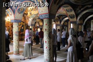 [P27] Mănăstirea Arnota, Paraclisul, Interiorul bogat pictat &icirc;n culori vii și oamenii ce păstrau distanța socială &icirc;n timpul slujbei... » foto by mprofeanu
 - 
<span class="allrVoted glyphicon glyphicon-heart hidden" id="av1199132"></span>
<a class="m-l-10 hidden" id="sv1199132" onclick="voting_Foto_DelVot(,1199132,3860)" role="button">șterge vot <span class="glyphicon glyphicon-remove"></span></a>
<a id="v91199132" class=" c-red"  onclick="voting_Foto_SetVot(1199132)" role="button"><span class="glyphicon glyphicon-heart-empty"></span> <b>LIKE</b> = Votează poza</a> <img class="hidden"  id="f1199132W9" src="/imagini/loader.gif" border="0" /><span class="AjErrMes hidden" id="e1199132ErM"></span>