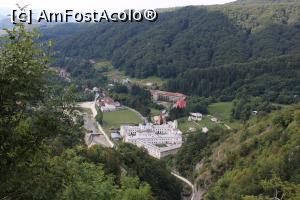 [P31] Mănăstirea Bistrița văzută de pe drumul de &icirc;ntoarcere de la Mănăstirea Arnota, am oprit pe drumul asfaltat la c&acirc;teva sute de metri de mănăstire, superb arată, ce peisaj!! » foto by mprofeanu
 - 
<span class="allrVoted glyphicon glyphicon-heart hidden" id="av1199136"></span>
<a class="m-l-10 hidden" id="sv1199136" onclick="voting_Foto_DelVot(,1199136,3860)" role="button">șterge vot <span class="glyphicon glyphicon-remove"></span></a>
<a id="v91199136" class=" c-red"  onclick="voting_Foto_SetVot(1199136)" role="button"><span class="glyphicon glyphicon-heart-empty"></span> <b>LIKE</b> = Votează poza</a> <img class="hidden"  id="f1199136W9" src="/imagini/loader.gif" border="0" /><span class="AjErrMes hidden" id="e1199136ErM"></span>