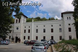 [P04] Mănăstirea Arnota, Parcarea și Clopotnița pe sub care se intră &icirc;n mănăstire » foto by mprofeanu
 - 
<span class="allrVoted glyphicon glyphicon-heart hidden" id="av1199109"></span>
<a class="m-l-10 hidden" id="sv1199109" onclick="voting_Foto_DelVot(,1199109,3860)" role="button">șterge vot <span class="glyphicon glyphicon-remove"></span></a>
<a id="v91199109" class=" c-red"  onclick="voting_Foto_SetVot(1199109)" role="button"><span class="glyphicon glyphicon-heart-empty"></span> <b>LIKE</b> = Votează poza</a> <img class="hidden"  id="f1199109W9" src="/imagini/loader.gif" border="0" /><span class="AjErrMes hidden" id="e1199109ErM"></span>