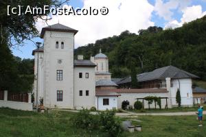 [P07] Mănăstirea Arnota văzută din lateral, Turnul, &icirc;n centru Biserica și &icirc;n dreapta noul Paraclis » foto by mprofeanu
 - 
<span class="allrVoted glyphicon glyphicon-heart hidden" id="av1199112"></span>
<a class="m-l-10 hidden" id="sv1199112" onclick="voting_Foto_DelVot(,1199112,3860)" role="button">șterge vot <span class="glyphicon glyphicon-remove"></span></a>
<a id="v91199112" class=" c-red"  onclick="voting_Foto_SetVot(1199112)" role="button"><span class="glyphicon glyphicon-heart-empty"></span> <b>LIKE</b> = Votează poza</a> <img class="hidden"  id="f1199112W9" src="/imagini/loader.gif" border="0" /><span class="AjErrMes hidden" id="e1199112ErM"></span>