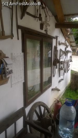 [P14] pe pereţi sunt multe unelte din lemn » foto by zlatna
 - 
<span class="allrVoted glyphicon glyphicon-heart hidden" id="av868190"></span>
<a class="m-l-10 hidden" id="sv868190" onclick="voting_Foto_DelVot(,868190,3860)" role="button">șterge vot <span class="glyphicon glyphicon-remove"></span></a>
<a id="v9868190" class=" c-red"  onclick="voting_Foto_SetVot(868190)" role="button"><span class="glyphicon glyphicon-heart-empty"></span> <b>LIKE</b> = Votează poza</a> <img class="hidden"  id="f868190W9" src="/imagini/loader.gif" border="0" /><span class="AjErrMes hidden" id="e868190ErM"></span>