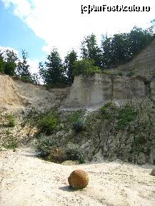 [P04] Trovantii se formeaza (si apoi se desprind) in cariera de nisip din spate; dupa fiecare ploaie lutul incepe sa se pietrifice. Se vedeau si acum cativa trovanti inca ne-desprinsi » foto by lizuk
 - 
<span class="allrVoted glyphicon glyphicon-heart hidden" id="av108645"></span>
<a class="m-l-10 hidden" id="sv108645" onclick="voting_Foto_DelVot(,108645,3860)" role="button">șterge vot <span class="glyphicon glyphicon-remove"></span></a>
<a id="v9108645" class=" c-red"  onclick="voting_Foto_SetVot(108645)" role="button"><span class="glyphicon glyphicon-heart-empty"></span> <b>LIKE</b> = Votează poza</a> <img class="hidden"  id="f108645W9" src="/imagini/loader.gif" border="0" /><span class="AjErrMes hidden" id="e108645ErM"></span>
