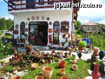 [P08] In spatele magazinul era atelierul de ceramica - puteai vedea acolo cum se fac, din lut, vasele » foto by lizuk
 - 
<span class="allrVoted glyphicon glyphicon-heart hidden" id="av108649"></span>
<a class="m-l-10 hidden" id="sv108649" onclick="voting_Foto_DelVot(,108649,3860)" role="button">șterge vot <span class="glyphicon glyphicon-remove"></span></a>
<a id="v9108649" class=" c-red"  onclick="voting_Foto_SetVot(108649)" role="button"><span class="glyphicon glyphicon-heart-empty"></span> <b>LIKE</b> = Votează poza</a> <img class="hidden"  id="f108649W9" src="/imagini/loader.gif" border="0" /><span class="AjErrMes hidden" id="e108649ErM"></span>