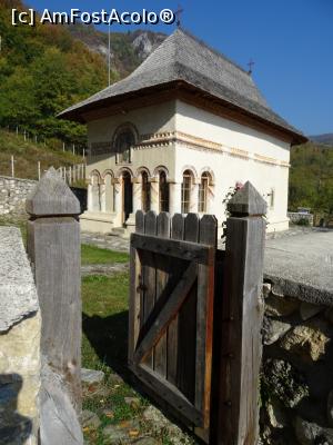 [P12] Portița e mereu deschisă spre schit...  » foto by tata123 🔱
 - 
<span class="allrVoted glyphicon glyphicon-heart hidden" id="av1143642"></span>
<a class="m-l-10 hidden" id="sv1143642" onclick="voting_Foto_DelVot(,1143642,3860)" role="button">șterge vot <span class="glyphicon glyphicon-remove"></span></a>
<a id="v91143642" class=" c-red"  onclick="voting_Foto_SetVot(1143642)" role="button"><span class="glyphicon glyphicon-heart-empty"></span> <b>LIKE</b> = Votează poza</a> <img class="hidden"  id="f1143642W9" src="/imagini/loader.gif" border="0" /><span class="AjErrMes hidden" id="e1143642ErM"></span>