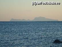 P20 [MAR-2011] Isula Capri,vedere in Napoli,in partea dreapta,cea mai inalta este orasul Anacapri cu telescaunul si Villa San Michele