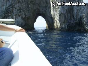 [P37] Capri - Croaziera in jurul insulei. Ne apropiem de Arco Naturale.  » foto by iulianic
 - 
<span class="allrVoted glyphicon glyphicon-heart hidden" id="av399659"></span>
<a class="m-l-10 hidden" id="sv399659" onclick="voting_Foto_DelVot(,399659,3887)" role="button">șterge vot <span class="glyphicon glyphicon-remove"></span></a>
<a id="v9399659" class=" c-red"  onclick="voting_Foto_SetVot(399659)" role="button"><span class="glyphicon glyphicon-heart-empty"></span> <b>LIKE</b> = Votează poza</a> <img class="hidden"  id="f399659W9" src="/imagini/loader.gif" border="0" /><span class="AjErrMes hidden" id="e399659ErM"></span>