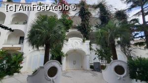 [P11] In dreptul hotelului La Palma, am intrat in spiritul Craciunului, in difuzoare rasunand colindul White Christmas, cantat in limba italiana. Acest hotel este primul din Capri, construit in 1822, transformat apoi intr-un superb, elegant si exclusivist hotel. » foto by geani anto
 - 
<span class="allrVoted glyphicon glyphicon-heart hidden" id="av1409891"></span>
<a class="m-l-10 hidden" id="sv1409891" onclick="voting_Foto_DelVot(,1409891,3887)" role="button">șterge vot <span class="glyphicon glyphicon-remove"></span></a>
<a id="v91409891" class=" c-red"  onclick="voting_Foto_SetVot(1409891)" role="button"><span class="glyphicon glyphicon-heart-empty"></span> <b>LIKE</b> = Votează poza</a> <img class="hidden"  id="f1409891W9" src="/imagini/loader.gif" border="0" /><span class="AjErrMes hidden" id="e1409891ErM"></span>