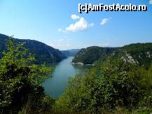 [P25] Așa se vedea în depărtare Mraconia printre copaci. Din păcate a trebuit să micșorez poza înainte de încărcare.  » foto by ariciu*
 - 
<span class="allrVoted glyphicon glyphicon-heart hidden" id="av480754"></span>
<a class="m-l-10 hidden" id="sv480754" onclick="voting_Foto_DelVot(,480754,3894)" role="button">șterge vot <span class="glyphicon glyphicon-remove"></span></a>
<a id="v9480754" class=" c-red"  onclick="voting_Foto_SetVot(480754)" role="button"><span class="glyphicon glyphicon-heart-empty"></span> <b>LIKE</b> = Votează poza</a> <img class="hidden"  id="f480754W9" src="/imagini/loader.gif" border="0" /><span class="AjErrMes hidden" id="e480754ErM"></span>