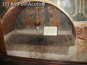 [P23] Încăperea mormintelor - în partea stângă se află mormântul lui Ștefan Voievod (unchiul domnitorului Ștefan cel Mare).  » foto by Floryn81
 - 
<span class="allrVoted glyphicon glyphicon-heart hidden" id="av764519"></span>
<a class="m-l-10 hidden" id="sv764519" onclick="voting_Foto_DelVot(,764519,3917)" role="button">șterge vot <span class="glyphicon glyphicon-remove"></span></a>
<a id="v9764519" class=" c-red"  onclick="voting_Foto_SetVot(764519)" role="button"><span class="glyphicon glyphicon-heart-empty"></span> <b>LIKE</b> = Votează poza</a> <img class="hidden"  id="f764519W9" src="/imagini/loader.gif" border="0" /><span class="AjErrMes hidden" id="e764519ErM"></span>