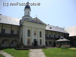 [P32] Am vizita apoi biserica ”Sfântul Gheorghe”. Zidită inițial la începutul secolului al XIX-lea pe locul vechii biserici de piatră a lui Petru Mușat, această biserică a fost reconstruită în perioada 1958-1961 între chiliile de pe latura de est a zidului de incintă.  » foto by Floryn81
 - 
<span class="allrVoted glyphicon glyphicon-heart hidden" id="av764532"></span>
<a class="m-l-10 hidden" id="sv764532" onclick="voting_Foto_DelVot(,764532,3917)" role="button">șterge vot <span class="glyphicon glyphicon-remove"></span></a>
<a id="v9764532" class=" c-red"  onclick="voting_Foto_SetVot(764532)" role="button"><span class="glyphicon glyphicon-heart-empty"></span> <b>LIKE</b> = Votează poza</a> <img class="hidden"  id="f764532W9" src="/imagini/loader.gif" border="0" /><span class="AjErrMes hidden" id="e764532ErM"></span>