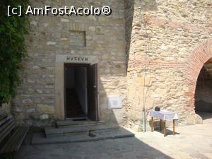 [P39] Lângă turnul clopotniță se află intrarea în muzeul mănăstirii Neamț. Am achitat câte 5 lei/adult pentru vizitarea acestuia.  » foto by Floryn81
 - 
<span class="allrVoted glyphicon glyphicon-heart hidden" id="av764543"></span>
<a class="m-l-10 hidden" id="sv764543" onclick="voting_Foto_DelVot(,764543,3917)" role="button">șterge vot <span class="glyphicon glyphicon-remove"></span></a>
<a id="v9764543" class=" c-red"  onclick="voting_Foto_SetVot(764543)" role="button"><span class="glyphicon glyphicon-heart-empty"></span> <b>LIKE</b> = Votează poza</a> <img class="hidden"  id="f764543W9" src="/imagini/loader.gif" border="0" /><span class="AjErrMes hidden" id="e764543ErM"></span>