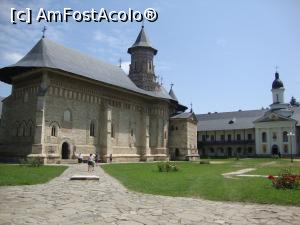 [P09] În plan apropiat se vede biserica ctitorită de Ștefan cel Mare, iar lateral dreapta se observă a doua biserică a mănăstirii, cea având hramul ”Sfântul Gheorghe”.  » foto by Floryn81
 - 
<span class="allrVoted glyphicon glyphicon-heart hidden" id="av764501"></span>
<a class="m-l-10 hidden" id="sv764501" onclick="voting_Foto_DelVot(,764501,3917)" role="button">șterge vot <span class="glyphicon glyphicon-remove"></span></a>
<a id="v9764501" class=" c-red"  onclick="voting_Foto_SetVot(764501)" role="button"><span class="glyphicon glyphicon-heart-empty"></span> <b>LIKE</b> = Votează poza</a> <img class="hidden"  id="f764501W9" src="/imagini/loader.gif" border="0" /><span class="AjErrMes hidden" id="e764501ErM"></span>