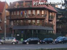 [P01] Consulatul roman din Milano, pe care l-am folosit ca punct de reper pentru a ajunge la stadion. De la consulat tineti drumul tot inainte pe langa gardul hipodromului. » foto by sunflower
 - 
<span class="allrVoted glyphicon glyphicon-heart hidden" id="av303802"></span>
<a class="m-l-10 hidden" id="sv303802" onclick="voting_Foto_DelVot(,303802,3925)" role="button">șterge vot <span class="glyphicon glyphicon-remove"></span></a>
<a id="v9303802" class=" c-red"  onclick="voting_Foto_SetVot(303802)" role="button"><span class="glyphicon glyphicon-heart-empty"></span> <b>LIKE</b> = Votează poza</a> <img class="hidden"  id="f303802W9" src="/imagini/loader.gif" border="0" /><span class="AjErrMes hidden" id="e303802ErM"></span>